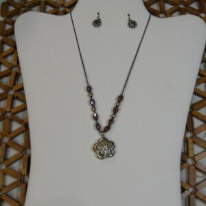 Pretty 7"- 9" Necklace w/multi-colored faux stones and floral shaped Pennant